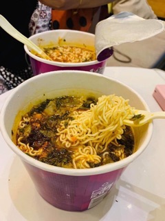 Mì bò hộp dưa chua