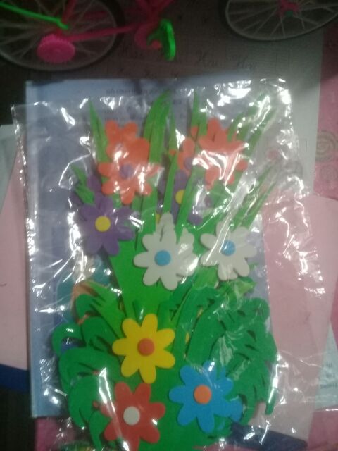 Hoa lá xốp bi tít sinh động tạo cho lớp một không gian nhiều màu sắc