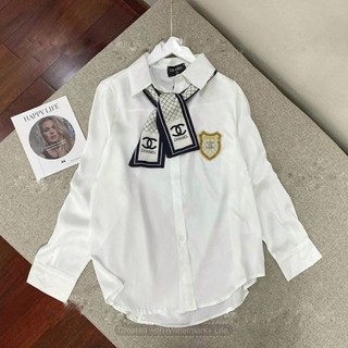 Áo sơ mi lụa thêu logo kèm dây nơ