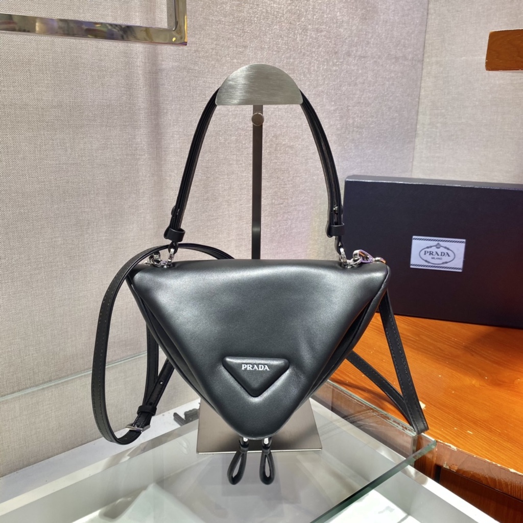 Túi xách nữ thời trang da thật cao cấp PRADA với thiết kế hình tam giác độc đáo, trẻ trung