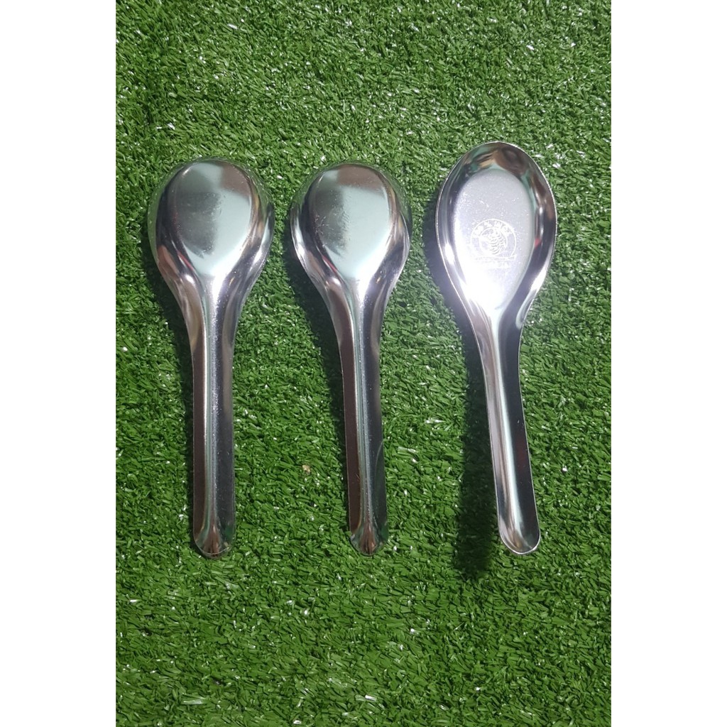 1 cái muỗng inox giá rẻ