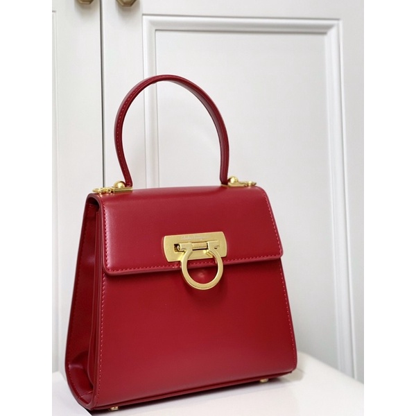 ____Salvatore feragamo super  👉 Năm nay em này hàng auth hot trở lại mạnh mẽ