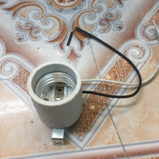 Đui đèn xoáy sứ E27 liền dây có cầu