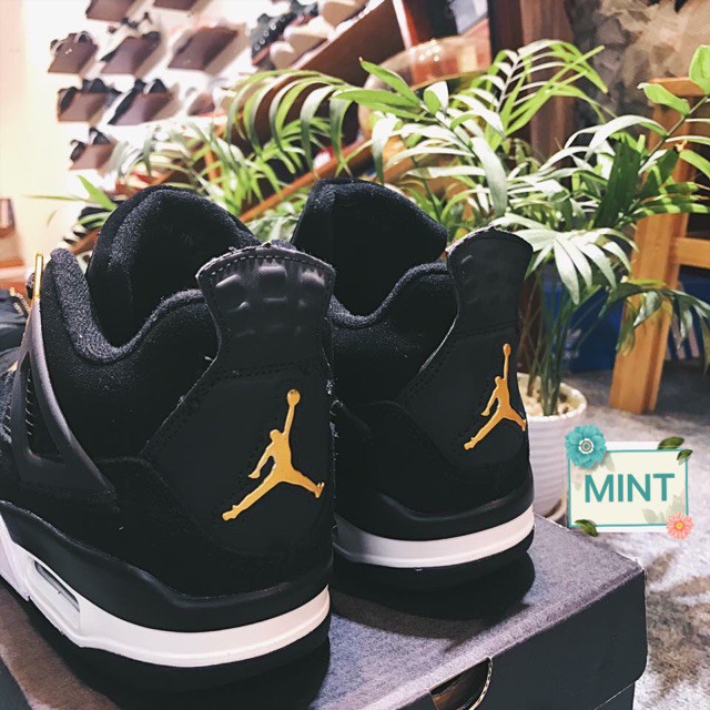 |Ảnh cận cảnh | Giày Sneaker Jordan 4 Royalty