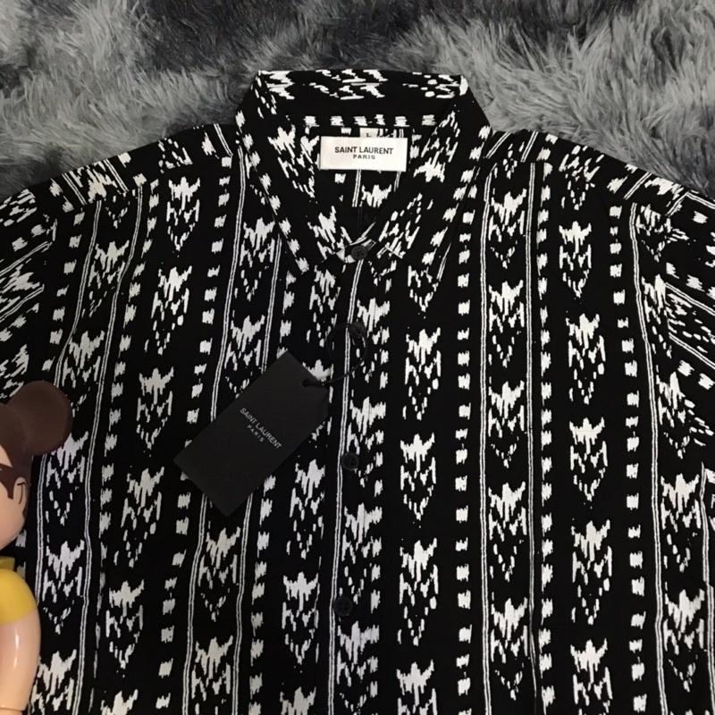 Áo sơ mi saint đen hoa văn thổ cẩm