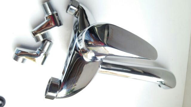 Vòi rửa bát nóng lạnh chân tường