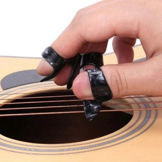 MÓNG GẢY GUITAR MÀU ĐEN TẶNG KÈM HỘP ĐỰNG KIM LOẠI