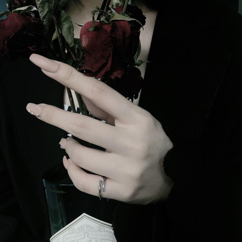 Nhẫn Hở Kim Loại Kiểu Dáng Đơn Giản 19400