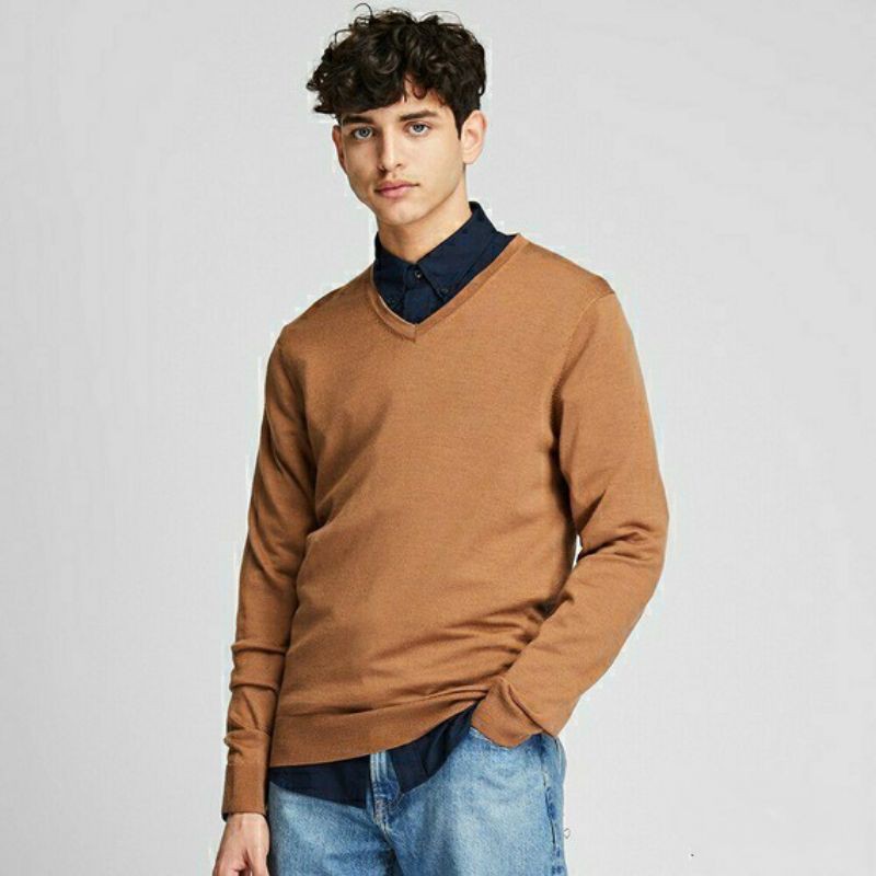 Áo len nam cổ tim merino của Uniqlo .
