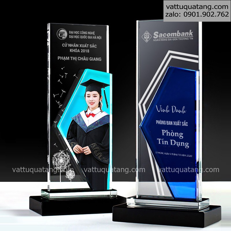 Cúp pha lê cao cấp, kỷ niệm chương pha lê in hình in logo công ty lưu niệm. Pha lê đế đen chữ nhật đứng xanh