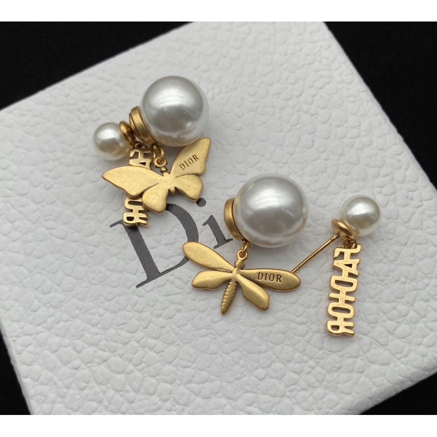 Hoa tai hình chữ Dior đính ngọc trai sang trọng