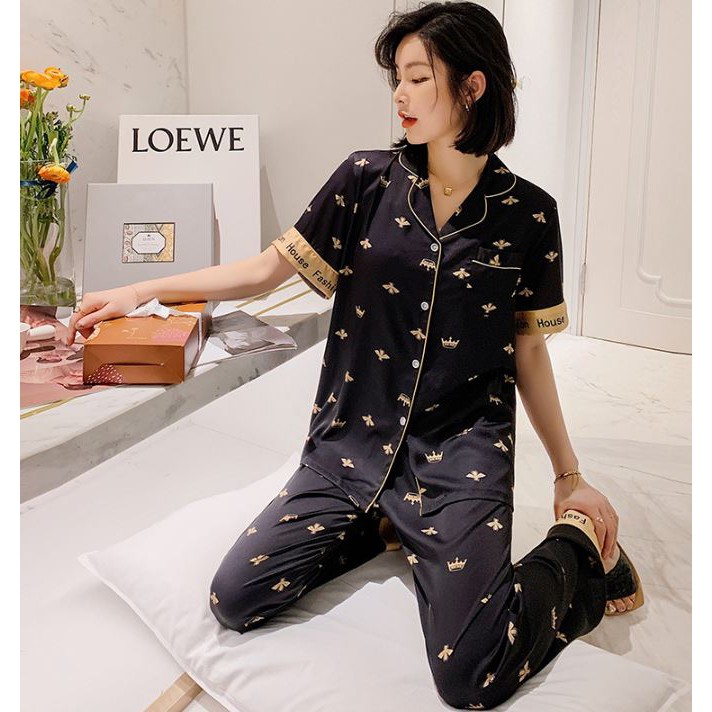 Bộ Mặc Nhà Pijama Lụa Ngắn Tay Họa Tiết Con Ong và Vương Miện CT303