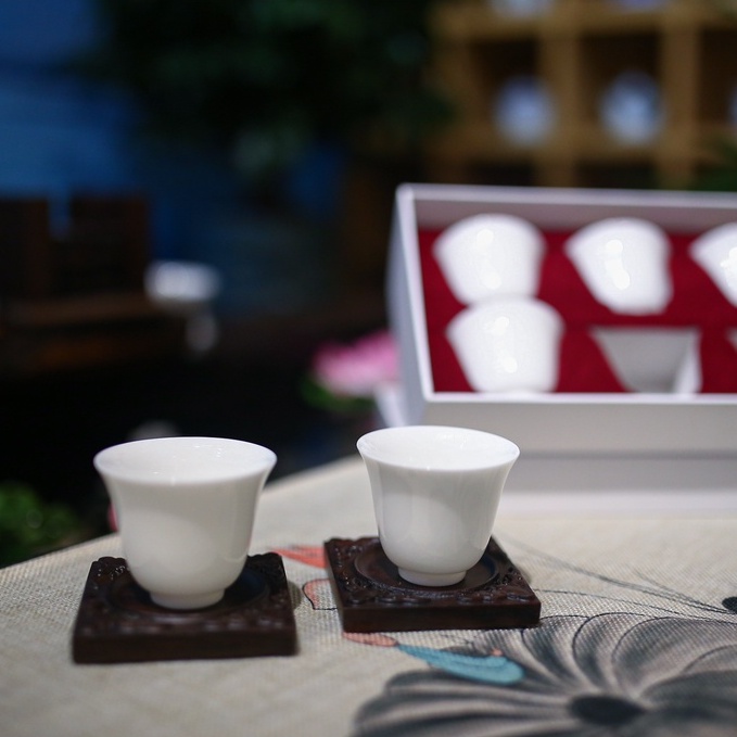 Bộ 6 chén trà, sứ bạch định , dùng uống trà cho người bán chuyên nghiệp và uống trà xanh.