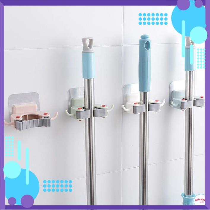 Móc gài chổi lau nhà dính tường chắc chắn có móc treo khăn 2 bên