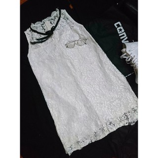 Váy hoa văn trắng, viền cổ đen