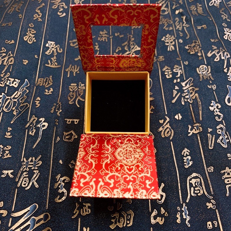 Hộp nhẫn 6x6,5cm nắp gập sang trọng