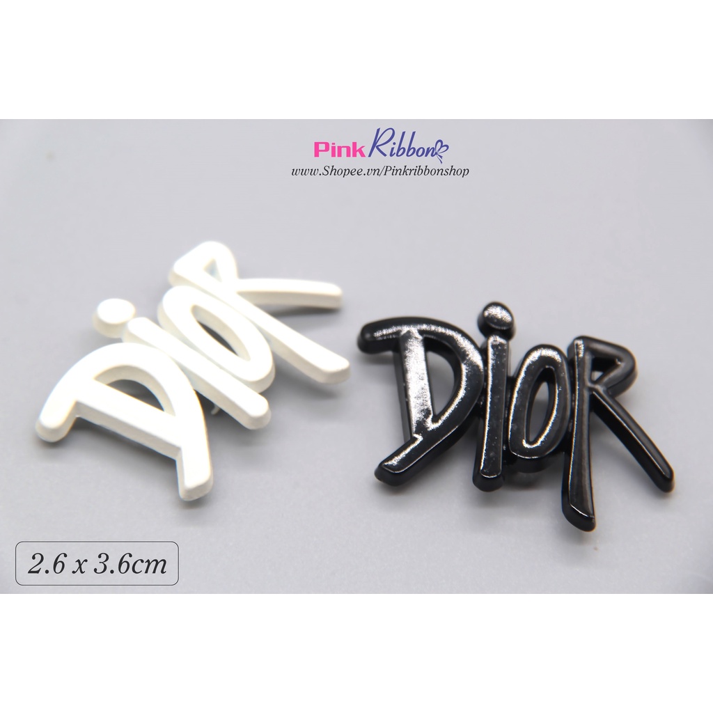 Charm chữ D10R đen-trắng