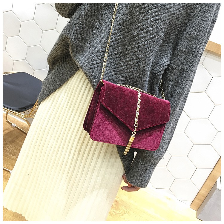 Túi Đeo Chéo Vải Nhung Mềm Mại Phối Khóa Tua Rua