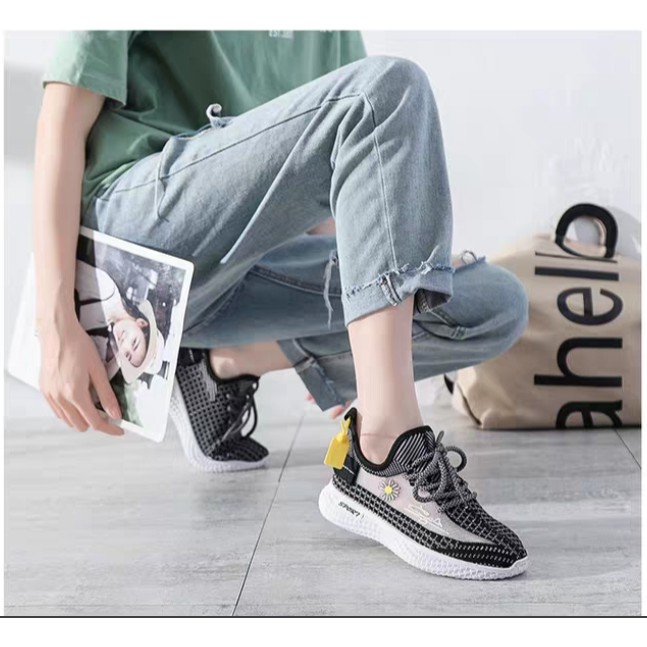 GIÀY NỮ CỔ CHUN THÊU HÌNH HOA CÚC ĐẸP ĐỘC LẠ