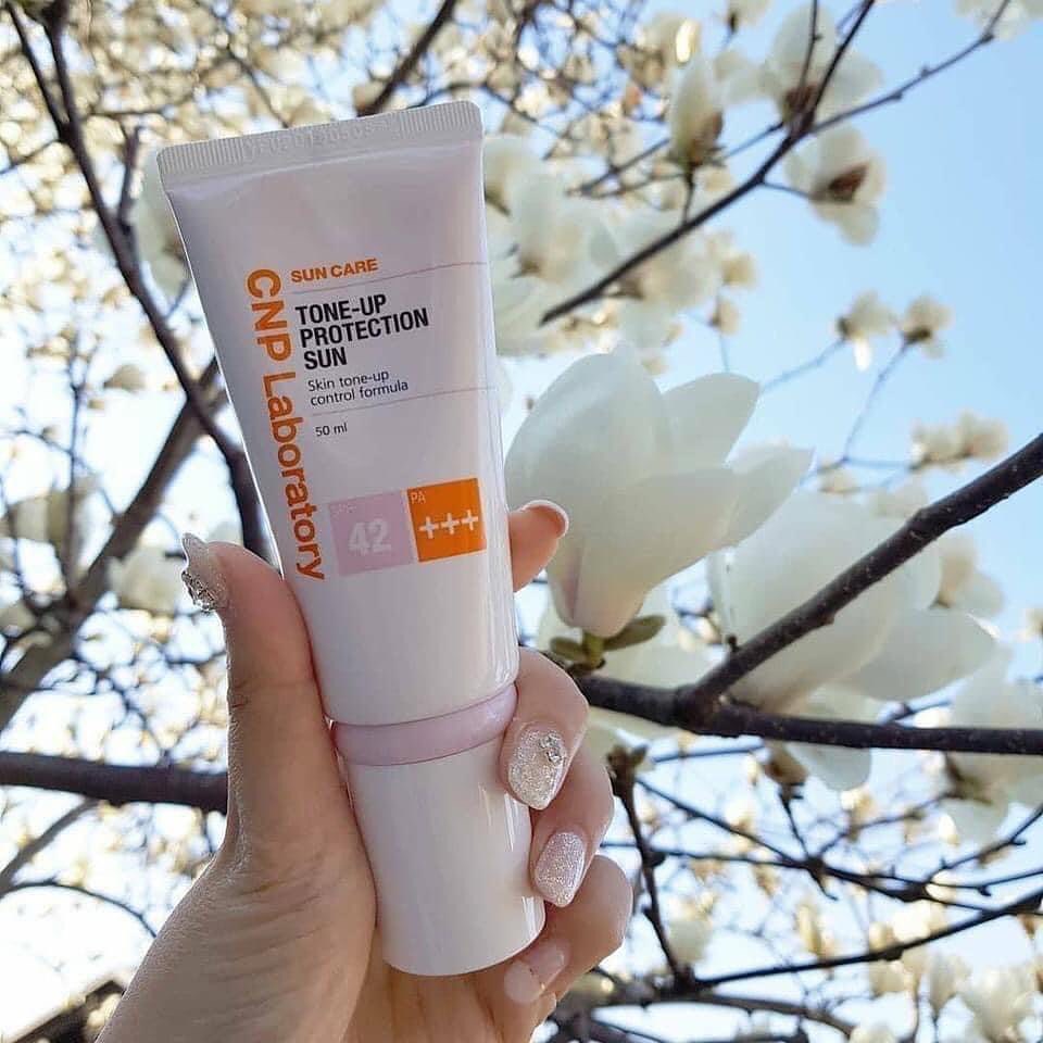 Kem Chống Nắng CNP 𝐋𝐚𝐛𝐨𝐫𝐚𝐭𝐨𝐫𝐲 𝐓𝐨𝐧𝐞-𝐔𝐩 𝐏𝐫𝐨𝐭𝐞𝐜𝐭𝐢𝐨𝐧 𝐒𝐮𝐧 50ml