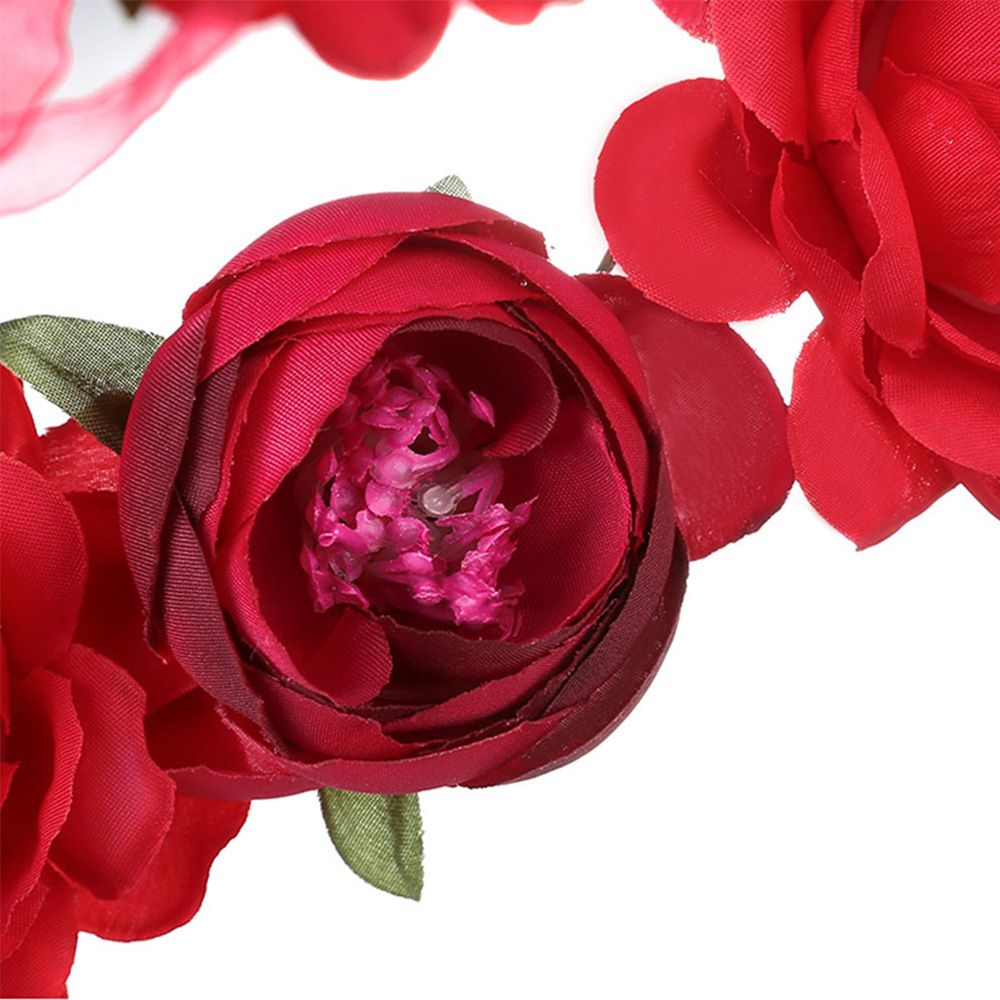 Vòng hoa hồng nhân tạo thiết kế xinh xắn cho cô dâu