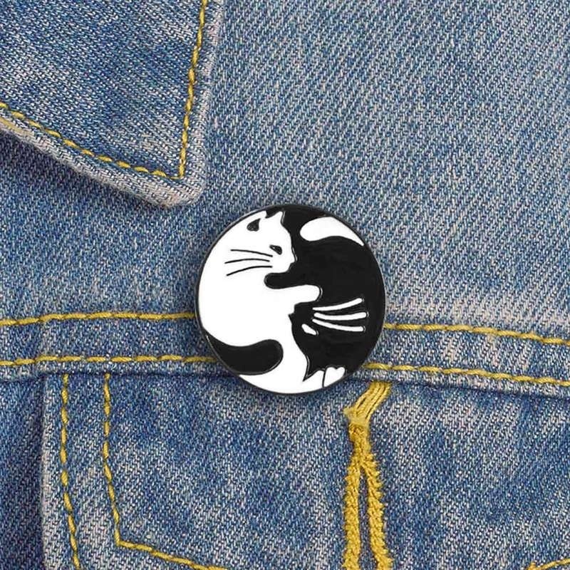 Trâm cài áo hình chú mèo đen trắng dùng trang trí quần áo tiện lợi