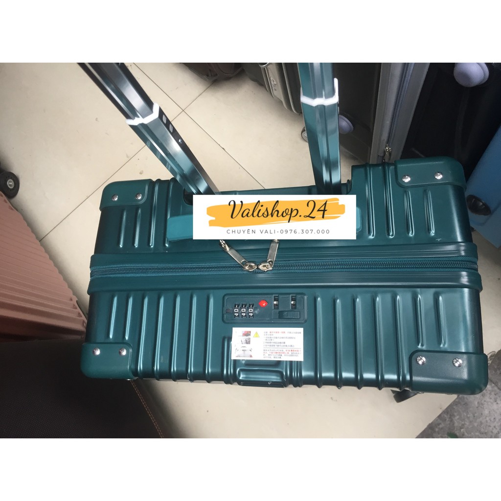 "Size 18" Vali chuyên dụng khi đi máy bay siêu nhẹ, tặng kèm bọc vali và sticker