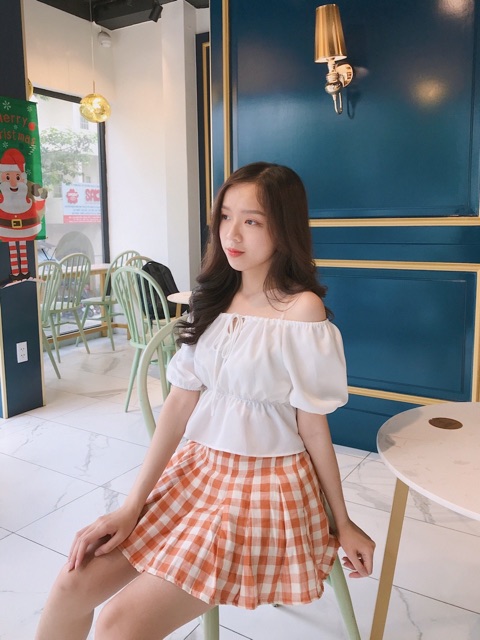 Set đồ Sunshine Set gồm áo kiểu trễ vai mặc được 2 kiểu và chân váy caro xoè nhẹ kèm ảnh thật