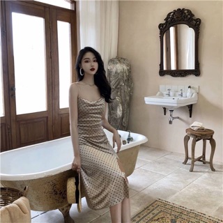 Váy 2 dây nhung chấm bi xẻ đùi