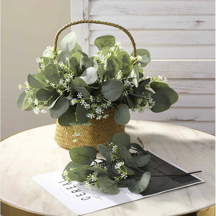 1 nhánh lá khuynh diệp nhân tạo dùng để trang trí