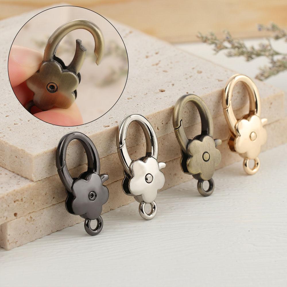 Set 2 Móc Khóa Dây Thắt Lưng / Túi Xách Bằng Kim Loại Họa Tiết Hoa Mận