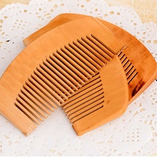 Lược dùng để chải tóc được làm bằng gỗ