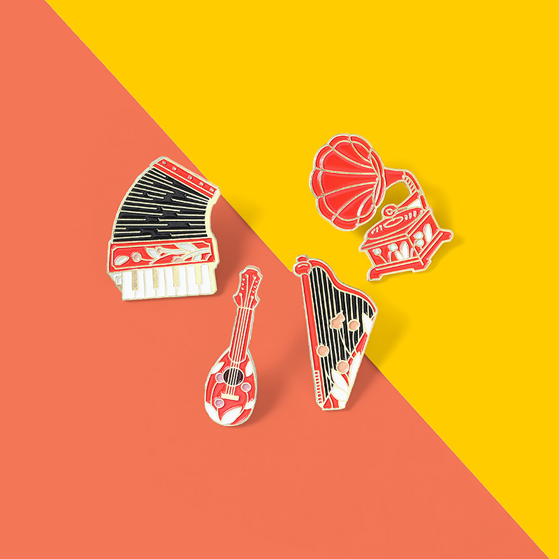 Huy hiệu cài áo QIHE JEWELRY hình nhạc cụ cổ điển dễ thương