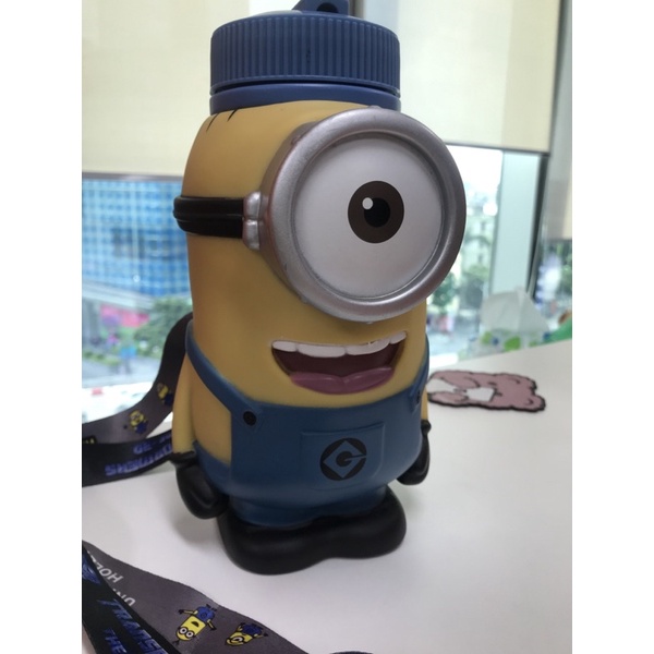 Bình nước cá nhân dễ thương 1L Minion Universal Studio có vòi chuyên dụng. Hàng Limited