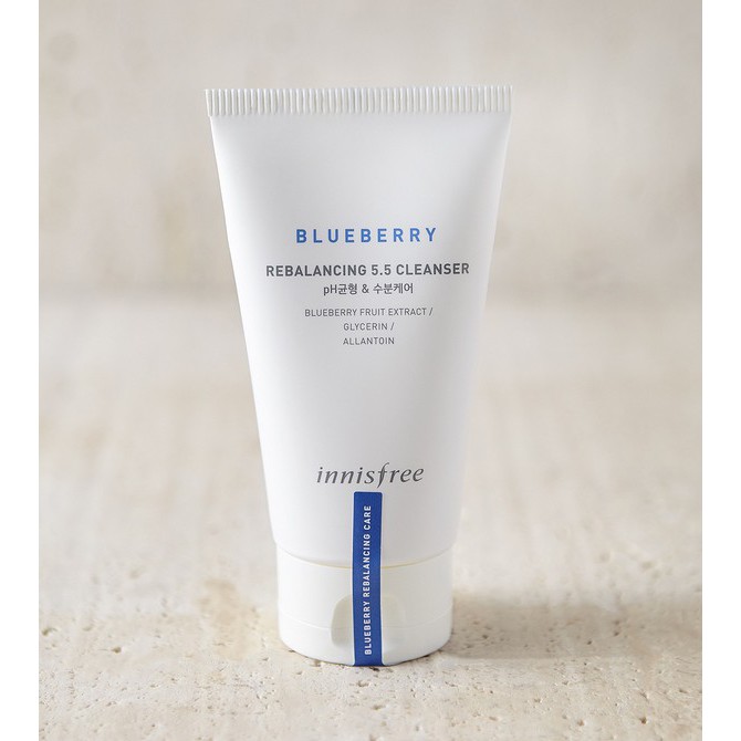 Sữa rửa mặt dưỡng ẩm dịu nhẹ INNISFREE Blueberry Rebalancing 5.5 Cleanser 200ml