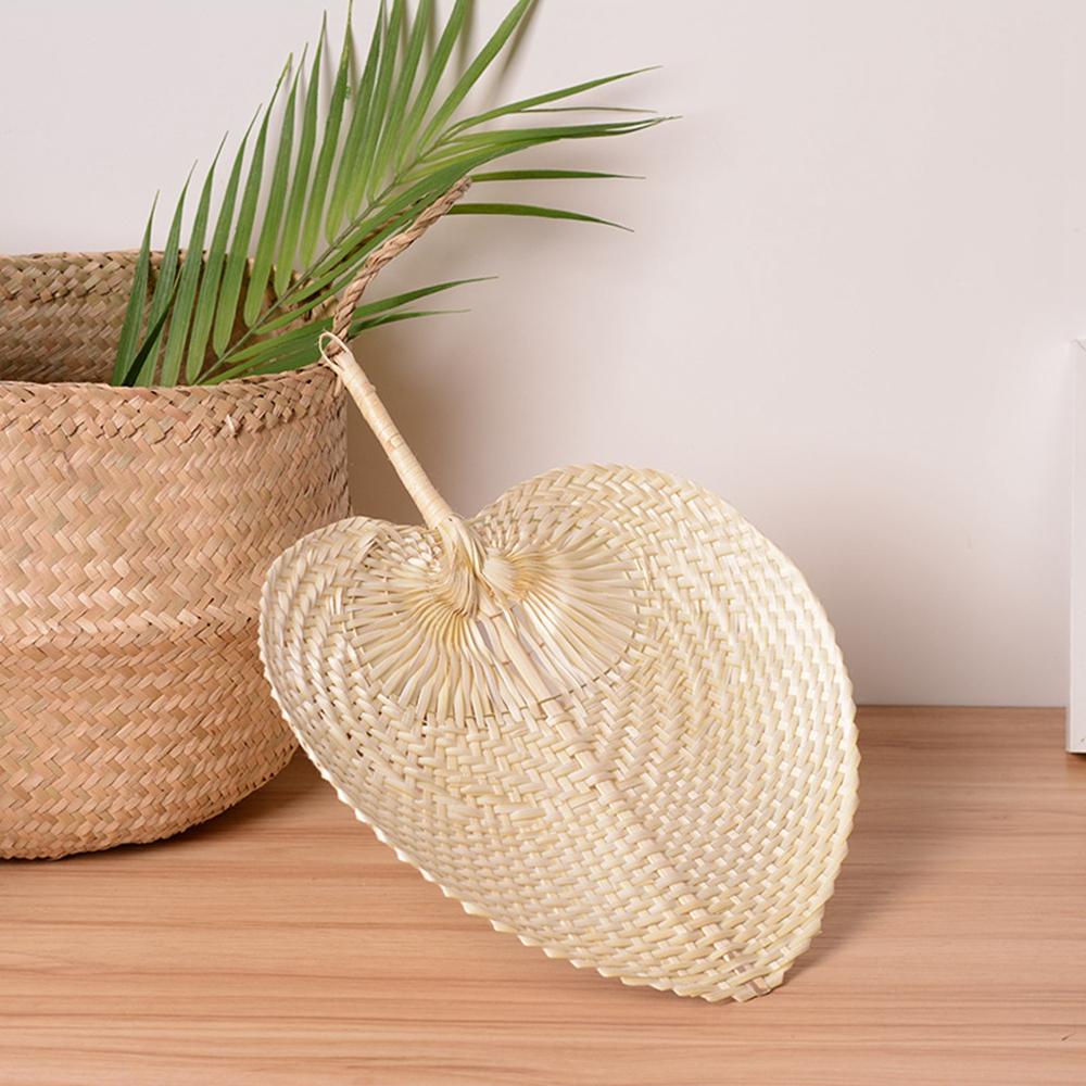 Quạt Đan Tre Thủ Công Hình Trái Tim Màu Trơn Tự Nhiên