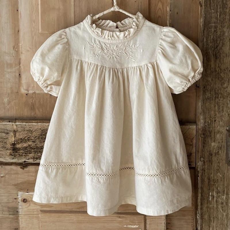 BÁN SỈ VÁY BÉ GÁI MÀU BE CỔ VIỀN REN THÊU HOA