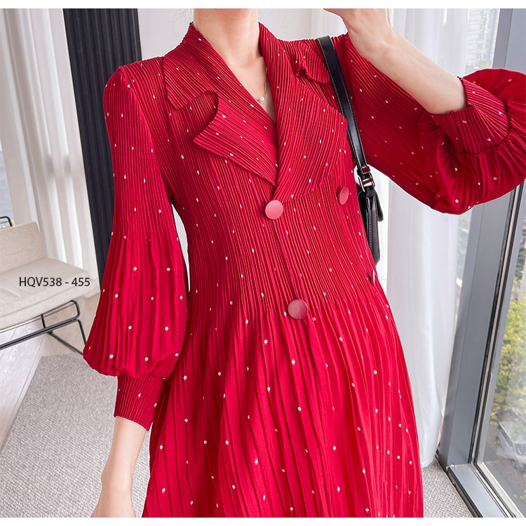 Young Mom | Đầm bầu HQV375 có 2 màu Đỏ và Đen, chất liệu cát Hàn dập ly form dáng maxi, hàng nhập Quảng Châu