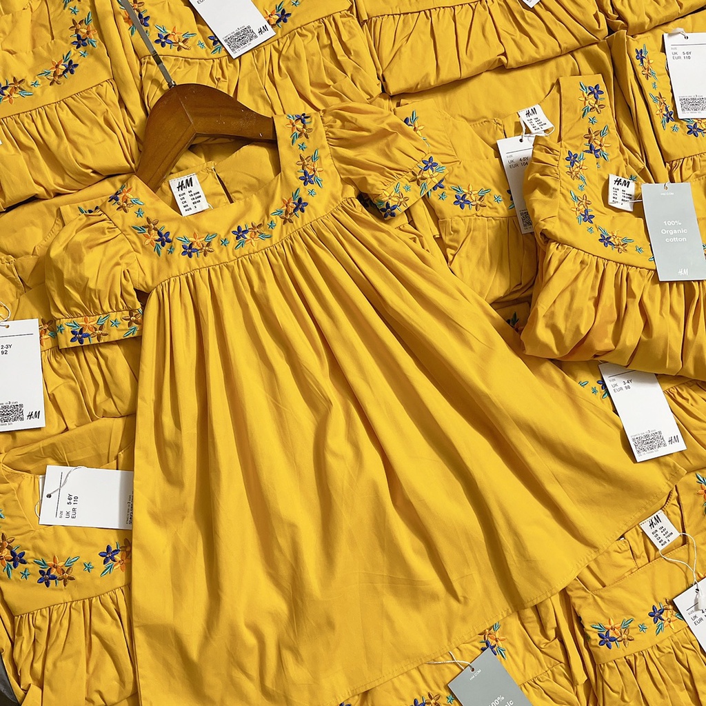 Váy vàng HM thêu viền cổ vuông xinh xắn cho bé gái