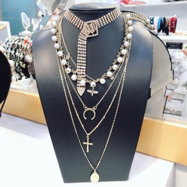 Vòng cổ da  trưng bày trang sức cao cấp