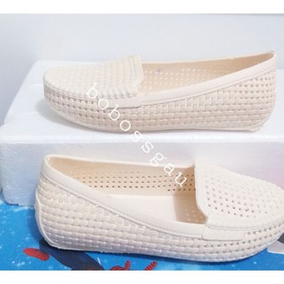 Giày nhựa dẻo đi mưa có 2 màu đen&kem