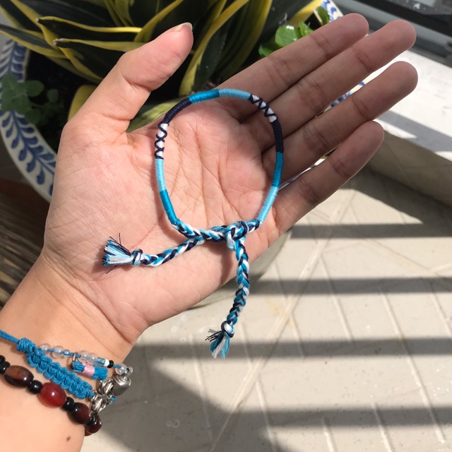 Vòng tay tình bạn chỉ quấn