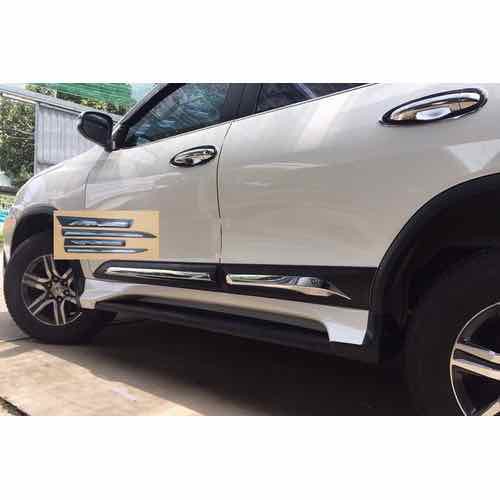 Nẹp sườn hông xe Toyota Fortuner 2017- 2021, 2022 bản to, nẹp trắng inox cao cấp