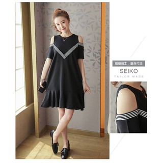 Váy đen hở vai phối kẻ V