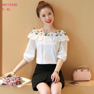Áo sơ mi trễ vai phối hoa