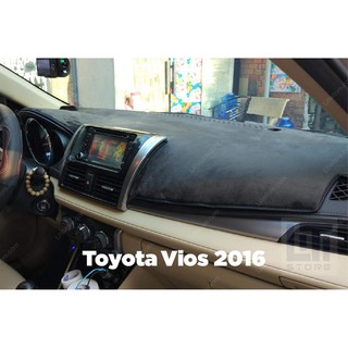 Thảm taplo nhung cho xe TOYOTA VIOS 2016 mặt dưới lớp vải có miếng dán 3m tặng củ sạc trên ô tô