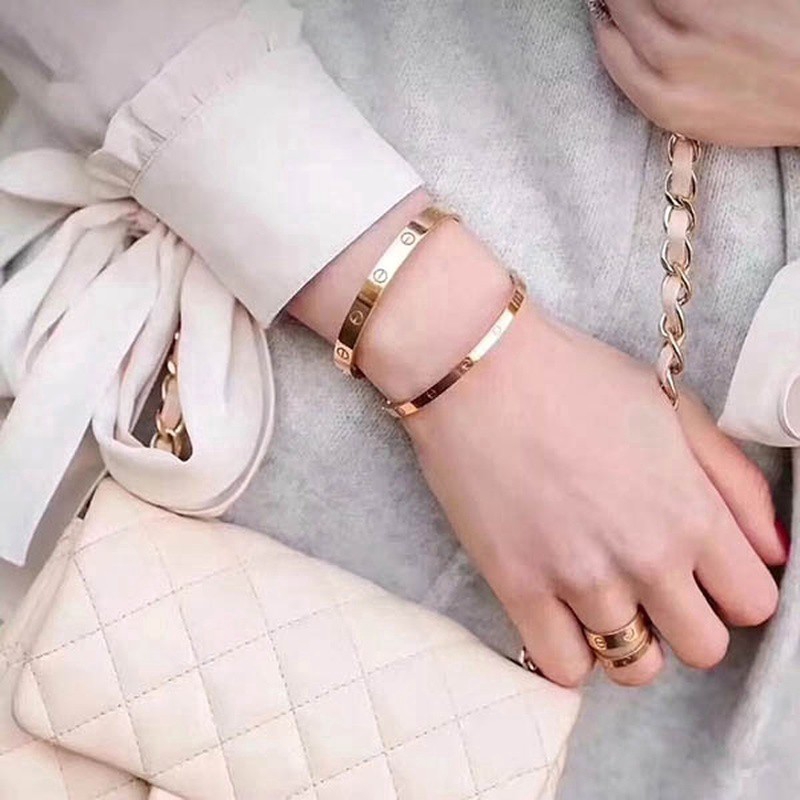 Vòng tay nữ mạ titan đính đá pha lê khắc họa tiết thiết kế đơn giản thời trang | BigBuy360 - bigbuy360.vn