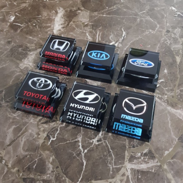 Sản Phẩm Nước hoa pha lê cao cấp logo các hãng xe: Toyota-Mazda-Ford-Kia-Hyundai-Honda. Mùi hương dịu nhẹ, dễ chịu. .