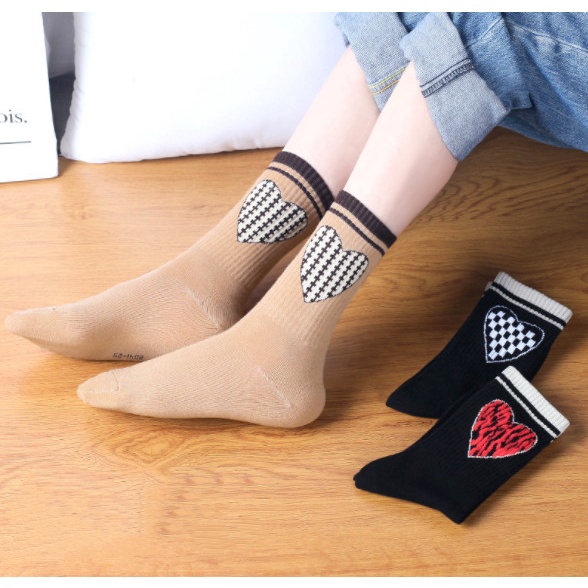 Vớ hình trái tim cổ cao Nam Nữ phong cách thể thao, trẻ trung, năng động.