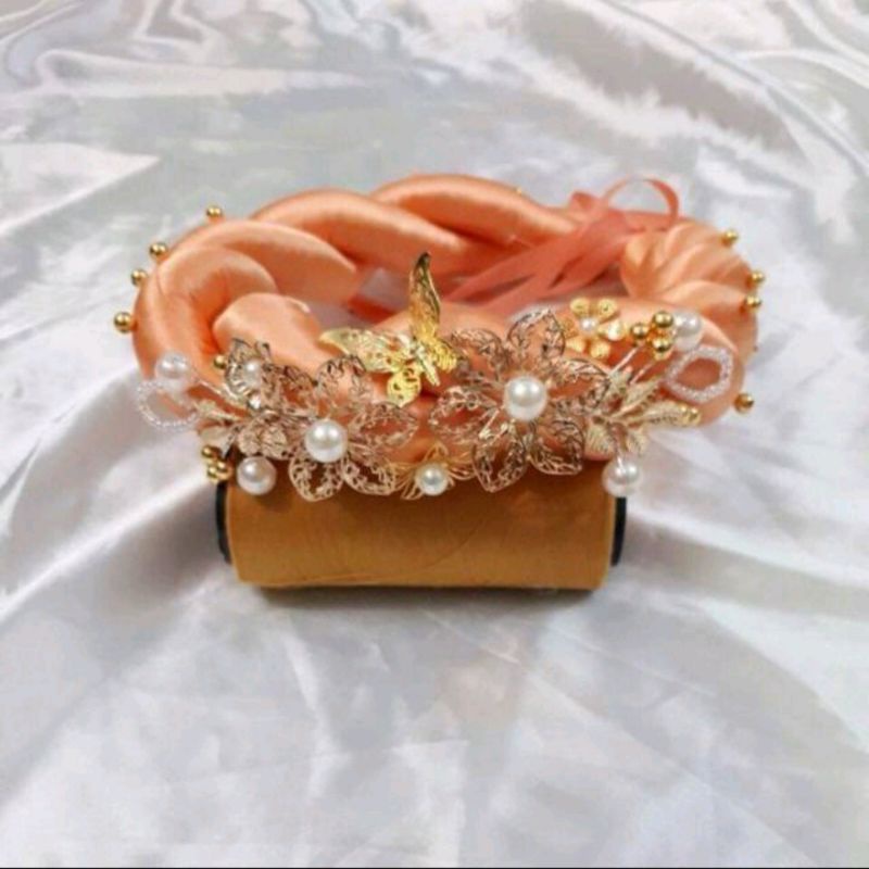 Mấn cô dâu đội áo dài